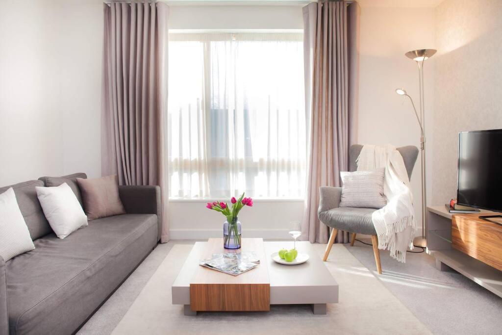 Stylish And Central Two Bedroom & Two Bathroom Apartment With Free Parking Bagian luar foto