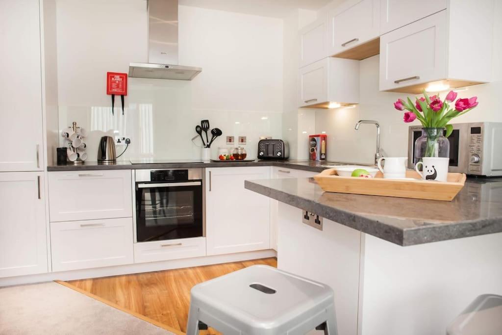 Stylish And Central Two Bedroom & Two Bathroom Apartment With Free Parking Bagian luar foto
