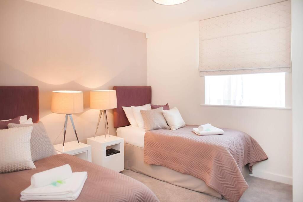 Stylish And Central Two Bedroom & Two Bathroom Apartment With Free Parking Bagian luar foto