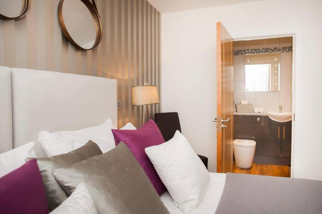 Stylish And Central Two Bedroom & Two Bathroom Apartment With Free Parking Bagian luar foto
