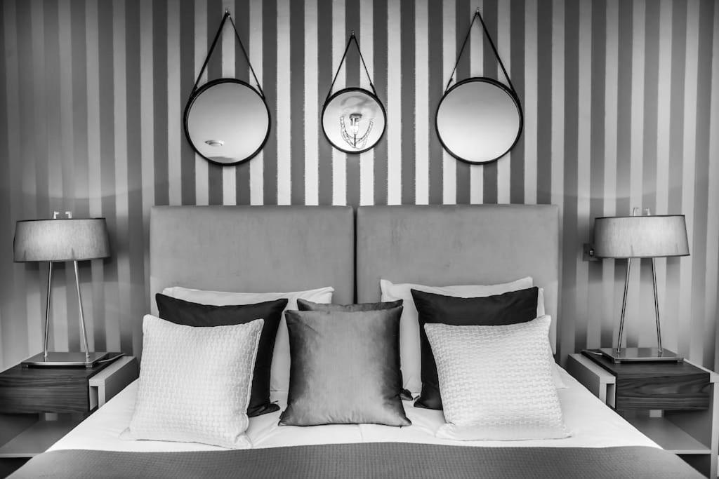 Stylish And Central Two Bedroom & Two Bathroom Apartment With Free Parking Bagian luar foto
