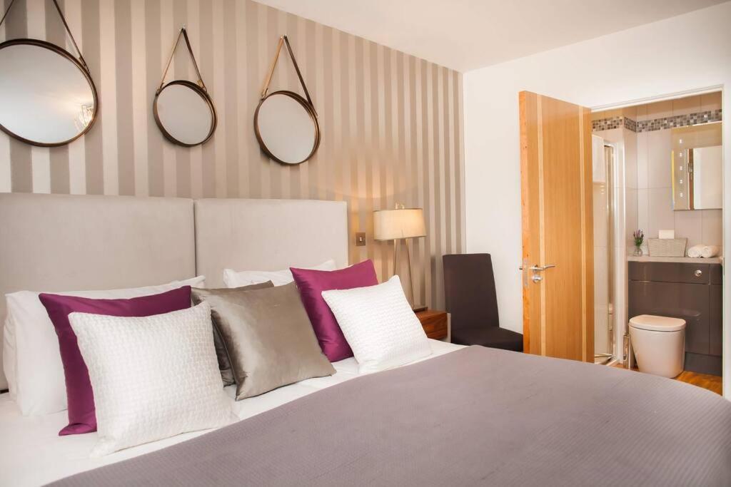 Stylish And Central Two Bedroom & Two Bathroom Apartment With Free Parking Bagian luar foto