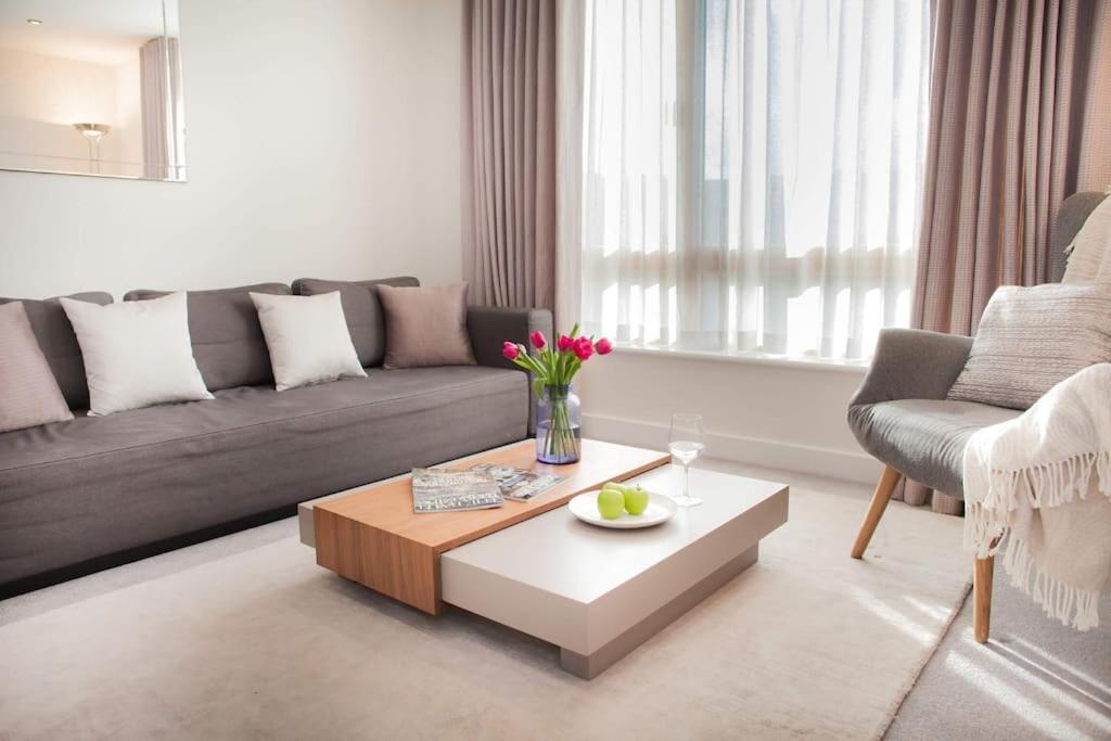 Stylish And Central Two Bedroom & Two Bathroom Apartment With Free Parking Bagian luar foto