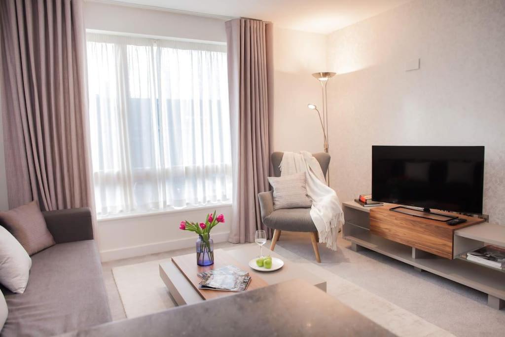 Stylish And Central Two Bedroom & Two Bathroom Apartment With Free Parking Bagian luar foto