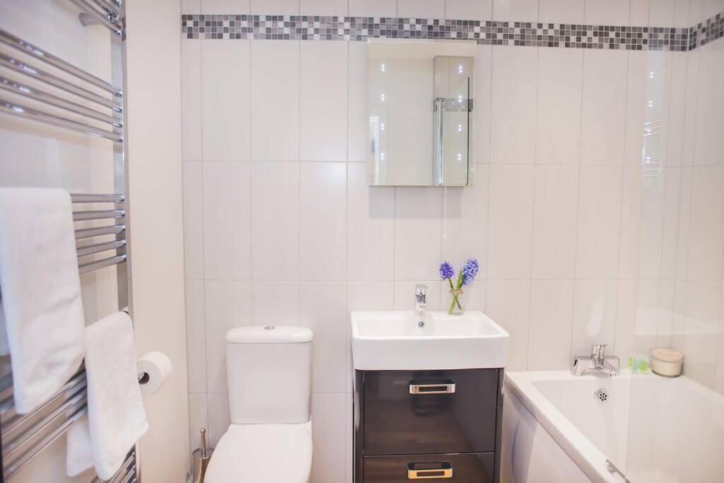 Stylish And Central Two Bedroom & Two Bathroom Apartment With Free Parking Bagian luar foto