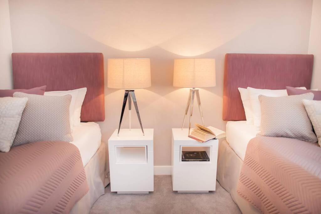 Stylish And Central Two Bedroom & Two Bathroom Apartment With Free Parking Bagian luar foto