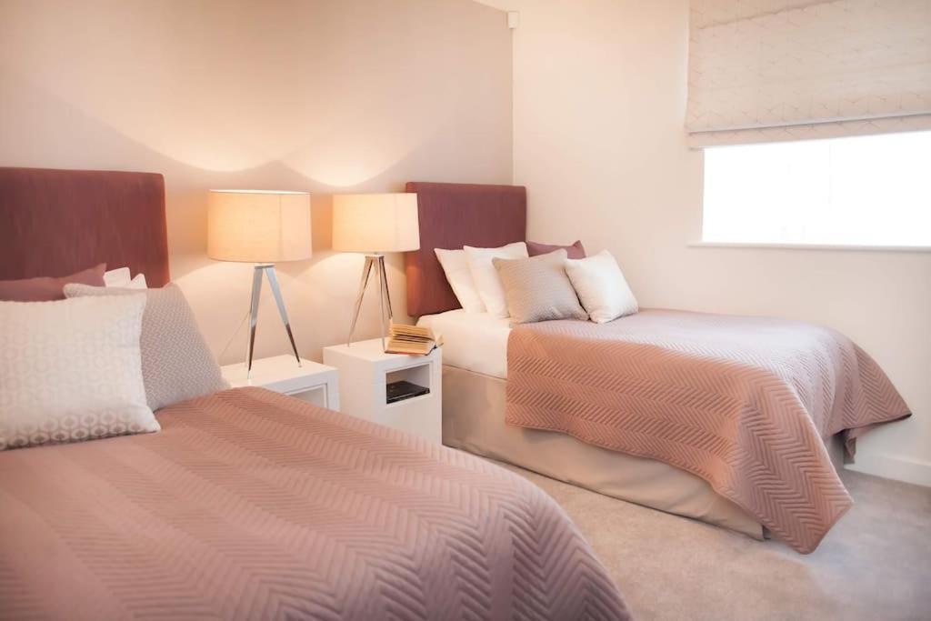 Stylish And Central Two Bedroom & Two Bathroom Apartment With Free Parking Bagian luar foto