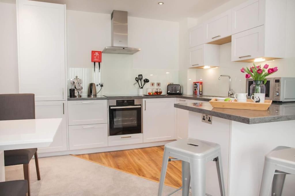 Stylish And Central Two Bedroom & Two Bathroom Apartment With Free Parking Bagian luar foto